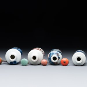 Seven various Chinese porcelain snuff bottles, Yongzheng and Qianlong mark, 19/20th C. — foto 5