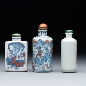 Seven various Chinese porcelain snuff bottles, Yongzheng and Qianlong mark, 19/20th C. — foto 9