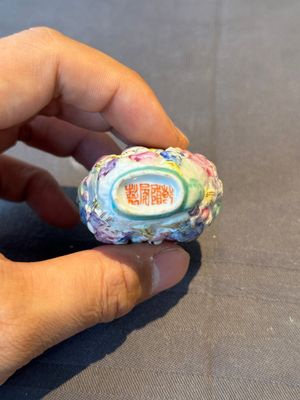Seven various Chinese snuff bottles, Qianlong mark, 19/20th C. — foto 14