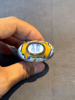 Seven various Chinese snuff bottles, Qianlong mark, 19/20th C. — foto 7