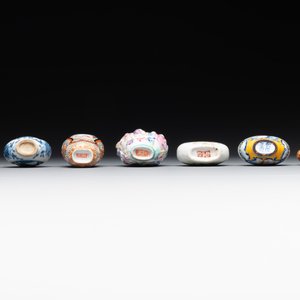 Seven various Chinese snuff bottles, Qianlong mark, 19/20th C. — foto 7