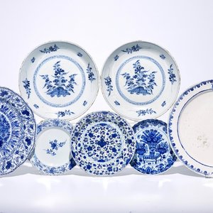 Seven various Dutch Delft and French faience blue and white dishes, 18th C. — photo 1