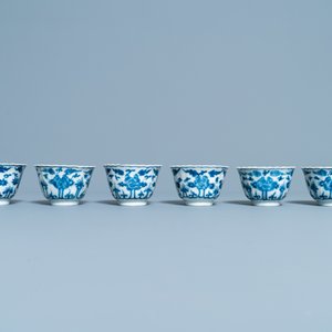 Seventeen Chinese blue and white cups and twenty-two saucers with floral design, Kangxi — 照片 12