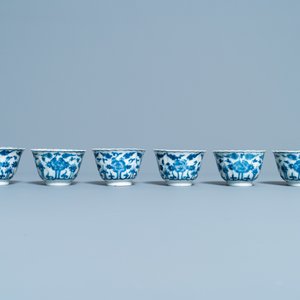 Seventeen Chinese blue and white cups and twenty-two saucers with floral design, Kangxi — 照片 13