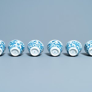 Seventeen Chinese blue and white cups and twenty-two saucers with floral design, Kangxi — 照片 17