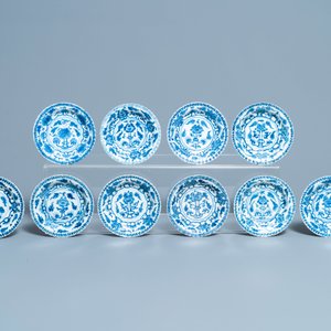 Seventeen Chinese blue and white cups and twenty-two saucers with floral design, Kangxi — 照片 2
