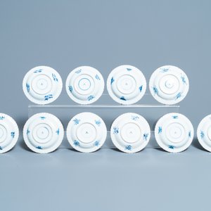 Seventeen Chinese blue and white cups and twenty-two saucers with floral design, Kangxi — 照片 3