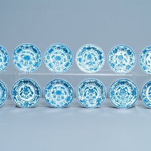 Seventeen Chinese blue and white cups and twenty-two saucers with floral design, Kangxi — 照片 4