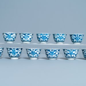 Seventeen Chinese blue and white cups and twenty-two saucers with floral design, Kangxi — 照片 7