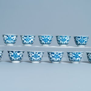 Seventeen Chinese blue and white cups and twenty-two saucers with floral design, Kangxi — 照片 8