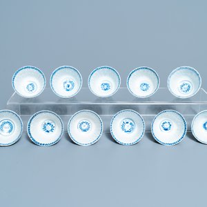 Seventeen Chinese blue and white cups and twenty-two saucers with floral design, Kangxi — 照片 10