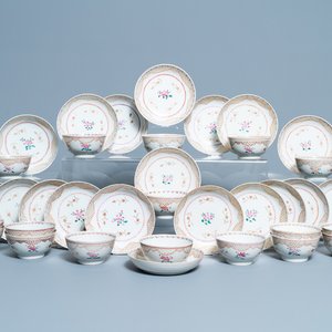 Seventeen Chinese famille rose cups and nineteen saucers, Qianlong — 照片 1