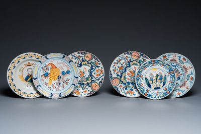 Six assiettes en faïence polychrome de Delft, 18ème