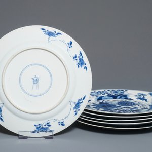 Six assiettes en porcelaine de Chine bleu et blanc à décor de chrysanthèmes, Kangxi — photo 2