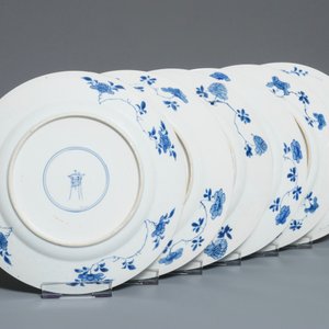 Six assiettes en porcelaine de Chine bleu et blanc à décor de chrysanthèmes, Kangxi — photo 4