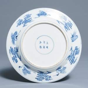 Six assiettes en porcelaine de Chine bleu et blanc à décor des 'Huit Immortels', marques de Xuande, 19ème — photo 2