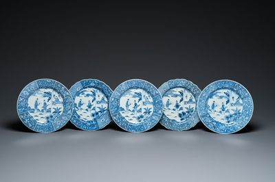 Six assiettes en porcelaine de Chine en bleu et blanc à décor d'une scène du 'Xi Xiang Ji', Qianlong