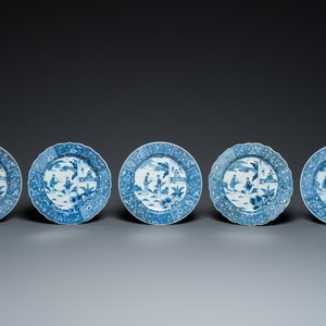 Six assiettes en porcelaine de Chine en bleu et blanc à décor d'une scène du 'Xi Xiang Ji', Qianlong — photo 2