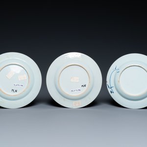 Six assiettes en porcelaine de Chine en bleu et blanc et famille rose et un bol en famille verte, Kangxi/Qianlong — photo 11