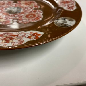 Six assiettes en porcelaine de Chine en rouge de fer et grisaille à fond brun capucin, Qianlong — photo 12