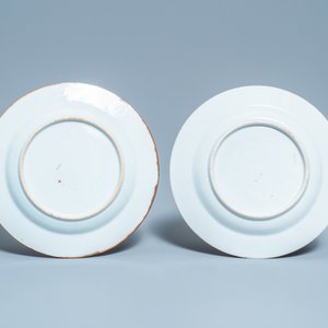 Six assiettes en porcelaine de Chine en rouge de fer et grisaille à fond brun capucin, Qianlong — photo 3