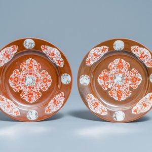 Six assiettes en porcelaine de Chine en rouge de fer et grisaille à fond brun capucin, Qianlong — photo 4