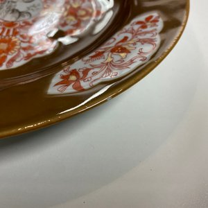 Six assiettes en porcelaine de Chine en rouge de fer et grisaille à fond brun capucin, Qianlong — photo 8