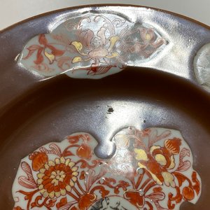Six assiettes en porcelaine de Chine en rouge de fer et grisaille à fond brun capucin, Qianlong — photo 10