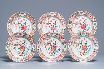 Six assiettes en porcelaine de Chine famille rose à décor floral, Qianlong
