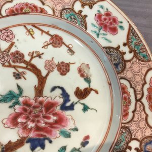 Six assiettes en porcelaine de Chine famille rose à décor floral, Qianlong — photo 3