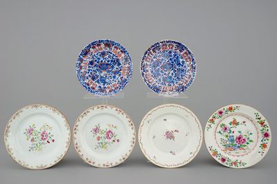 Six assiettes en porcelaine de Chine famille rose et bleu et blanc surdécoré, Kangxi/Qianlong