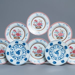 Six assiettes en porcelaine de Chine famille rose et une paire en bleu et blanc, Kangxi/Qianlong — photo 1