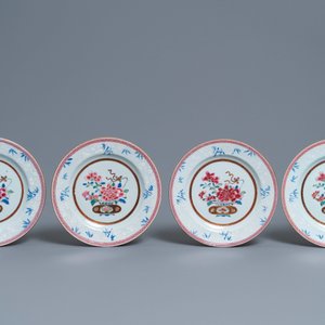 Six assiettes en porcelaine de Chine famille rose et une paire en bleu et blanc, Kangxi/Qianlong — photo 2
