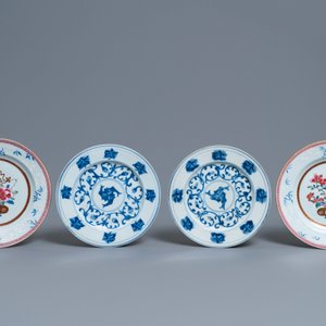 Six assiettes en porcelaine de Chine famille rose et une paire en bleu et blanc, Kangxi/Qianlong — photo 4