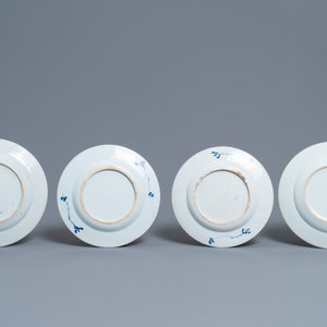 Six assiettes en porcelaine de Chine famille rose et une paire en bleu et blanc, Kangxi/Qianlong — photo 5