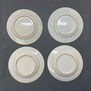 Six assiettes en porcelaine de Chine famille rose et une paire en bleu et blanc, Kangxi/Qianlong — photo 7