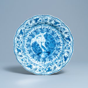 Six assiettes et un plat en faïence de Delft polychrome et en bleu et blanc, 18ème — photo 2