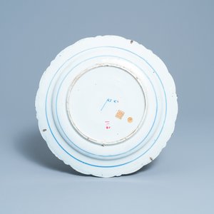 Six assiettes et un plat en faïence de Delft polychrome et en bleu et blanc, 18ème — photo 3