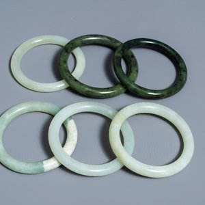 Six bagues en jade vert céladon et épinards, Chine, 19/20ème — photo 1