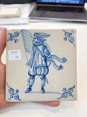 Six blue and white Dutch Delft 'figure' tiles , 17th C. — photo 3