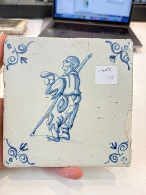 Six blue and white Dutch Delft 'figure' tiles , 17th C. — photo 5