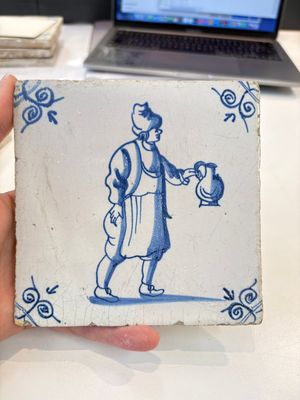 Six blue and white Dutch Delft 'figure' tiles , 17th C. — photo 7