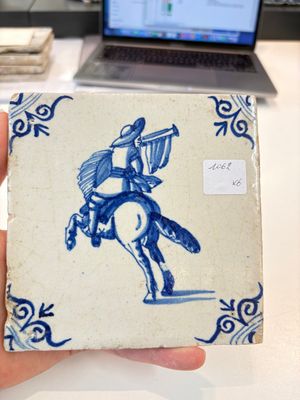 Six blue and white Dutch Delft 'figure' tiles , 17th C. — photo 9