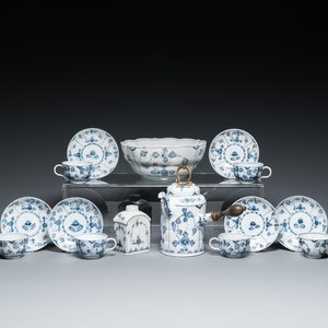 Six blue and white Meissen porcelain cups and saucers, a chocolate pot, a bowl and a tea caddy, 18th C. — photo 1