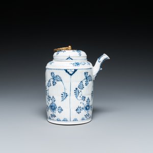 Six blue and white Meissen porcelain cups and saucers, a chocolate pot, a bowl and a tea caddy, 18th C. — photo 5