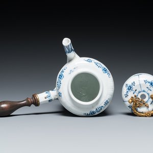Six blue and white Meissen porcelain cups and saucers, a chocolate pot, a bowl and a tea caddy, 18th C. — photo 8