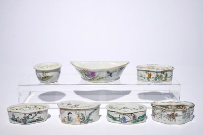Six boîtes couvertes et un bol en forme de chauve-souris en porcelaine de Chine qianjiang cai, 19/20ème