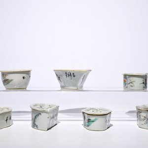 Six boîtes couvertes et un bol en forme de chauve-souris en porcelaine de Chine qianjiang cai, 19/20ème — photo 3