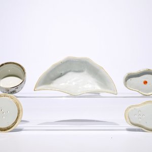 Six boîtes couvertes et un bol en forme de chauve-souris en porcelaine de Chine qianjiang cai, 19/20ème — photo 8