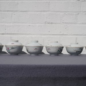 Six bols couverts sur supports en porcelaine de Chine famille rose, 19ème — photo 14